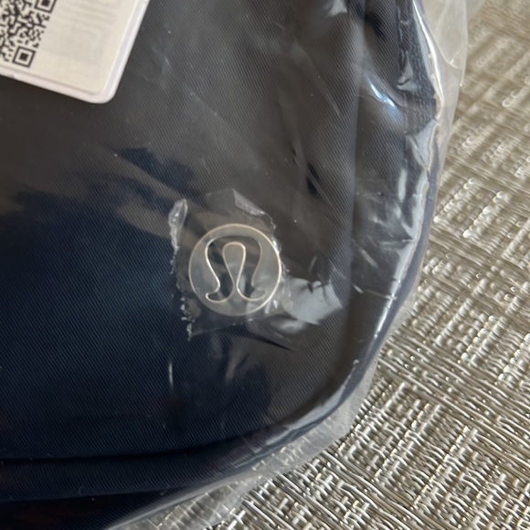Lululemon Everywhere Waist Bag - Picture 7 of 10